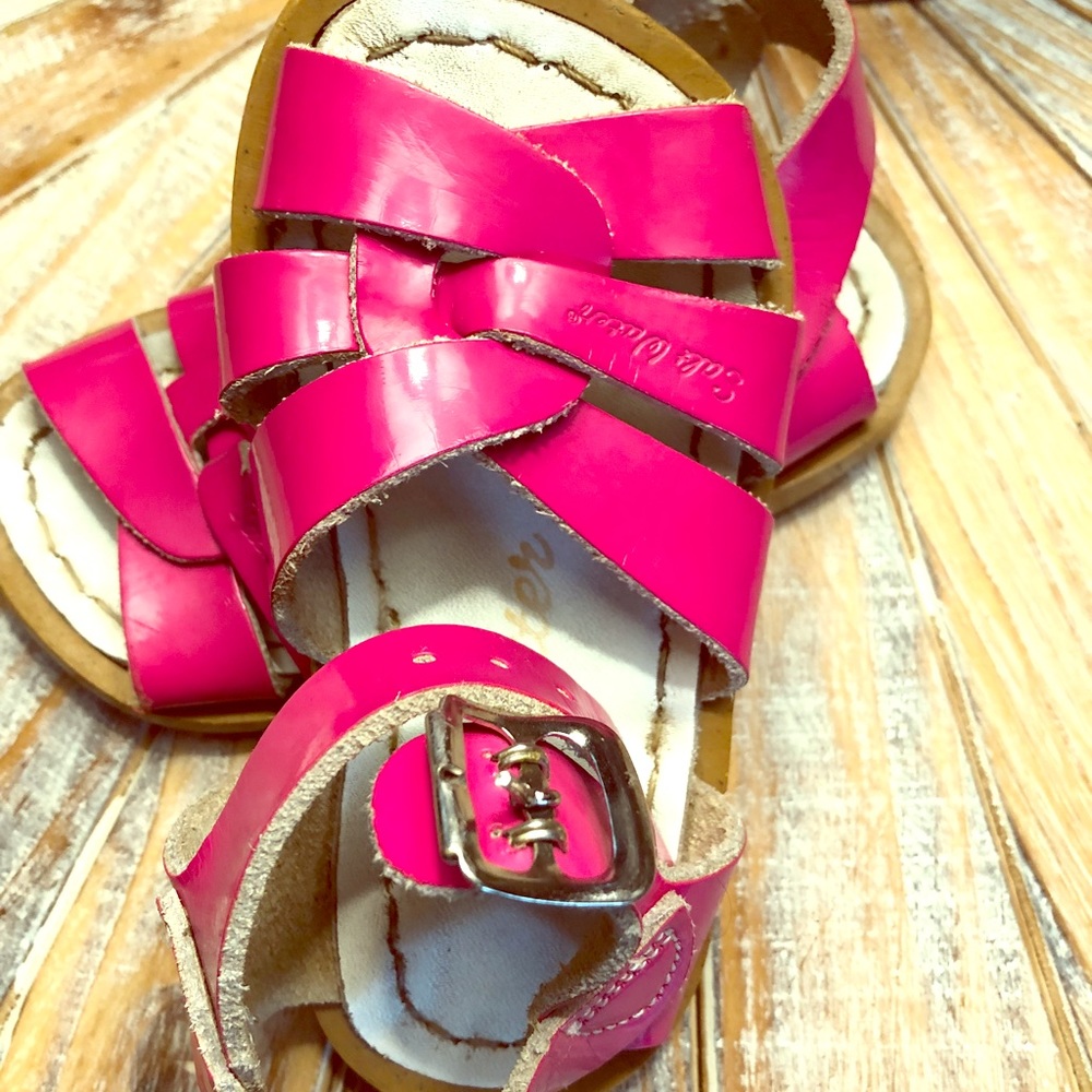 Girls pink salt water sandals so 5